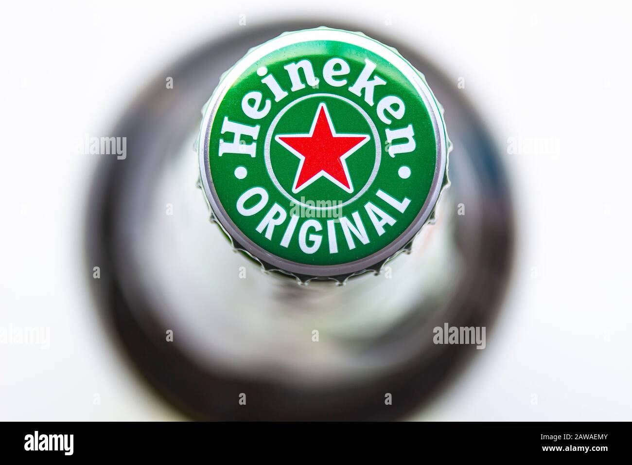 Vista superior de las tapas de una botella de cerveza de corona Heineken Foto de stock