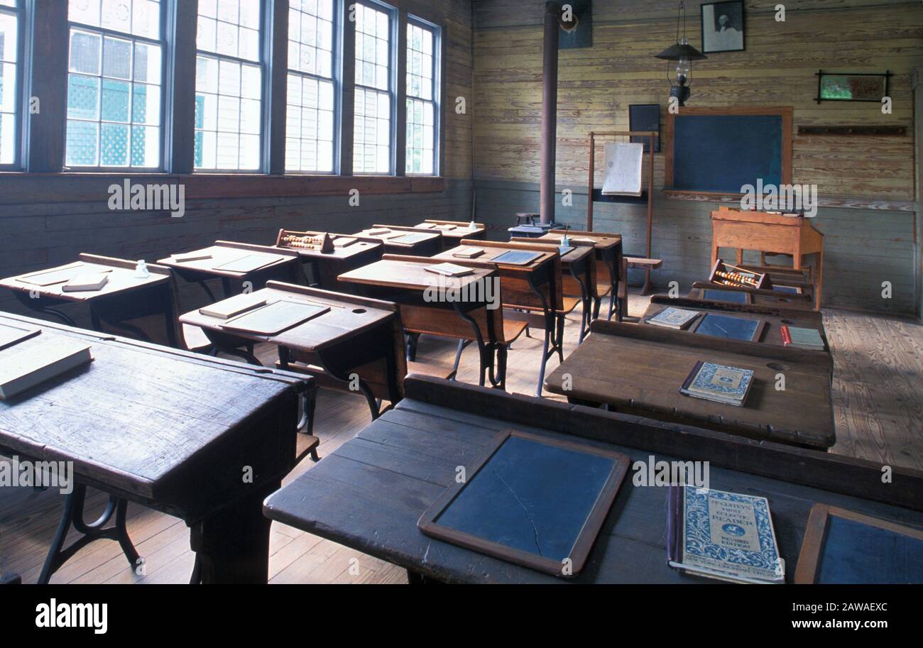Interior de un antiguo aula del siglo 19 en una escuela de una habitación Foto de stock