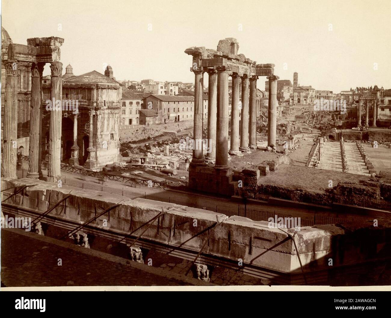 1880 ca. , ROMA , ITALIA : EL FORO ROMANO . FOTÓGRAFO UNDENTIFIED .- ITALIA - FOTO STORICHE - HISTORIA - GEOGRAFIA - GEOGRAFÍA - ARCHITETTURA - Foto de stock