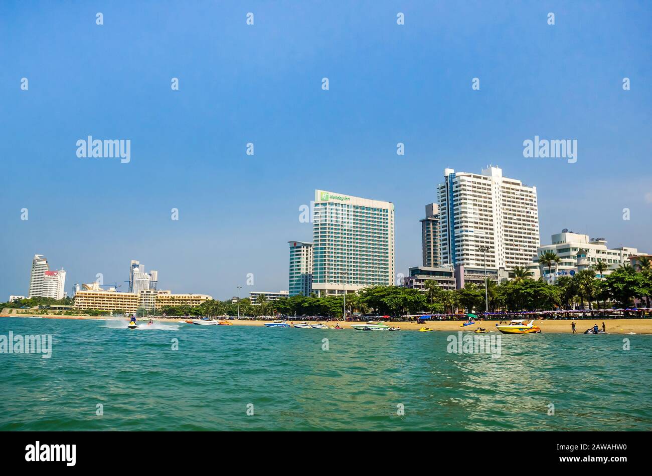 PATTAYA, TAILANDIA – DEC. 21, 2018: Hermoso cielo, mar y modernos rascacielos de Pattaya, la ciudad es famosa por el deporte marino y el entretenimiento nocturno. Foto de stock