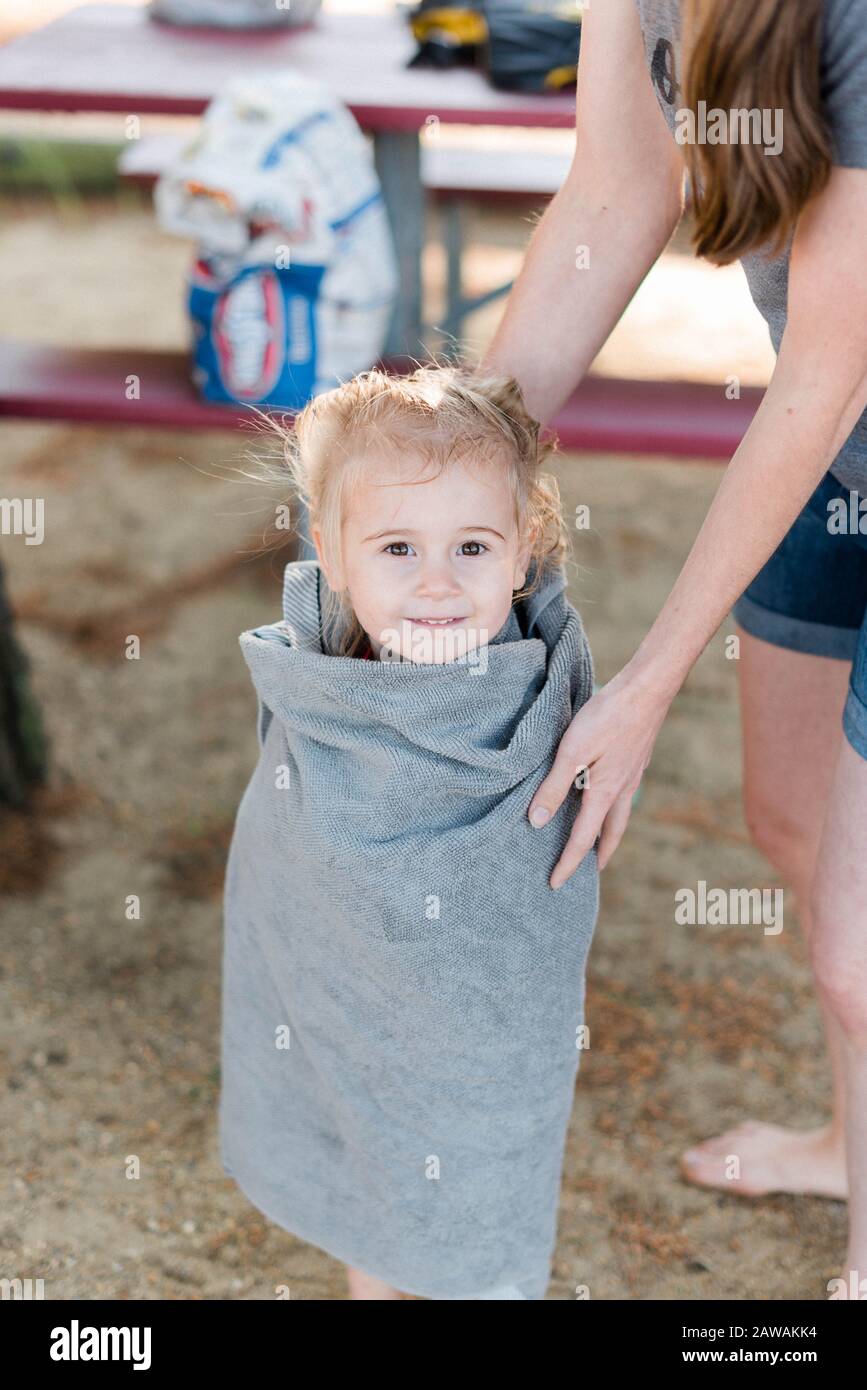 Una Niña Que Se Secaba Después De Nadar En Un Lago Fotografía De Stock Alamy 6332