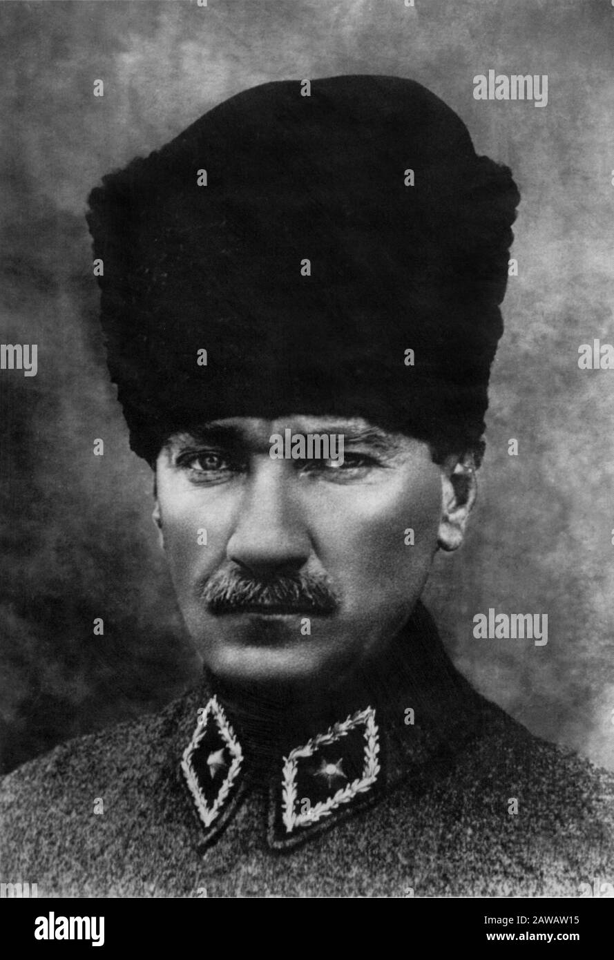 1920 CA ,TURQUÍA : el político turco Mustafa Kemal Atatürk ( 1881 - 1938 )  como Comandante Militar Supremo , portait oficial . Presidente de Re  Fotografía de stock - Alamy