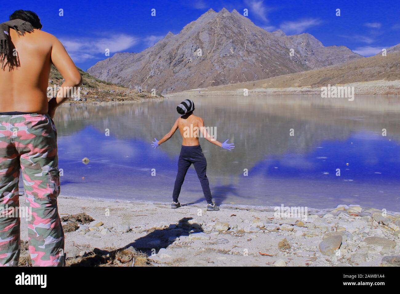 los turistas disfrutan de un momento frente al lago congelado sela en el paso sela en tawang, arunachal pradesh en la india Foto de stock