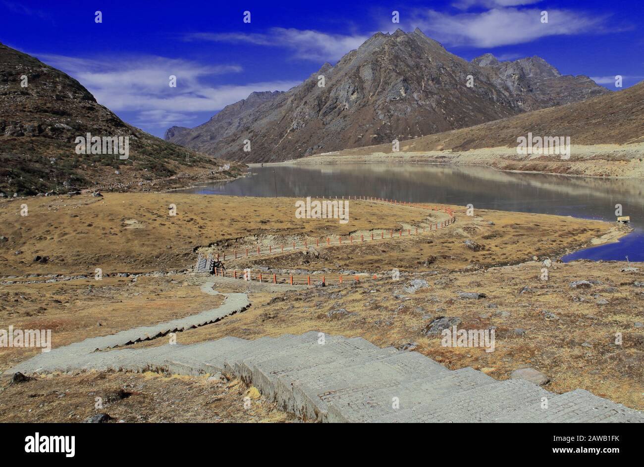 escalera que baja al hermoso lago sela desde el paso de sela en tawang, arunachal pradesh en la india Foto de stock