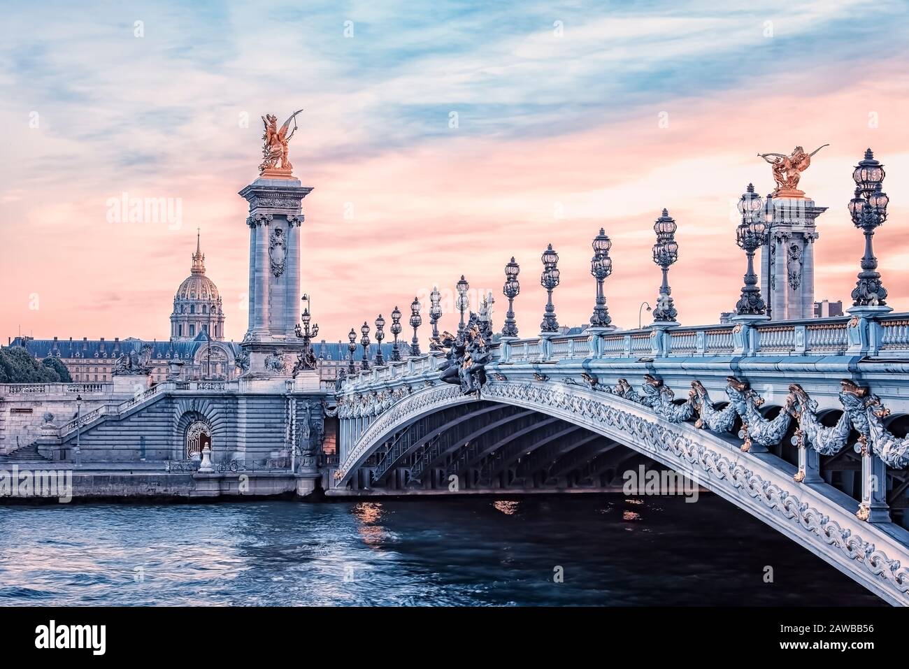 Puente Alexandre III en París al atardecer Foto de stock