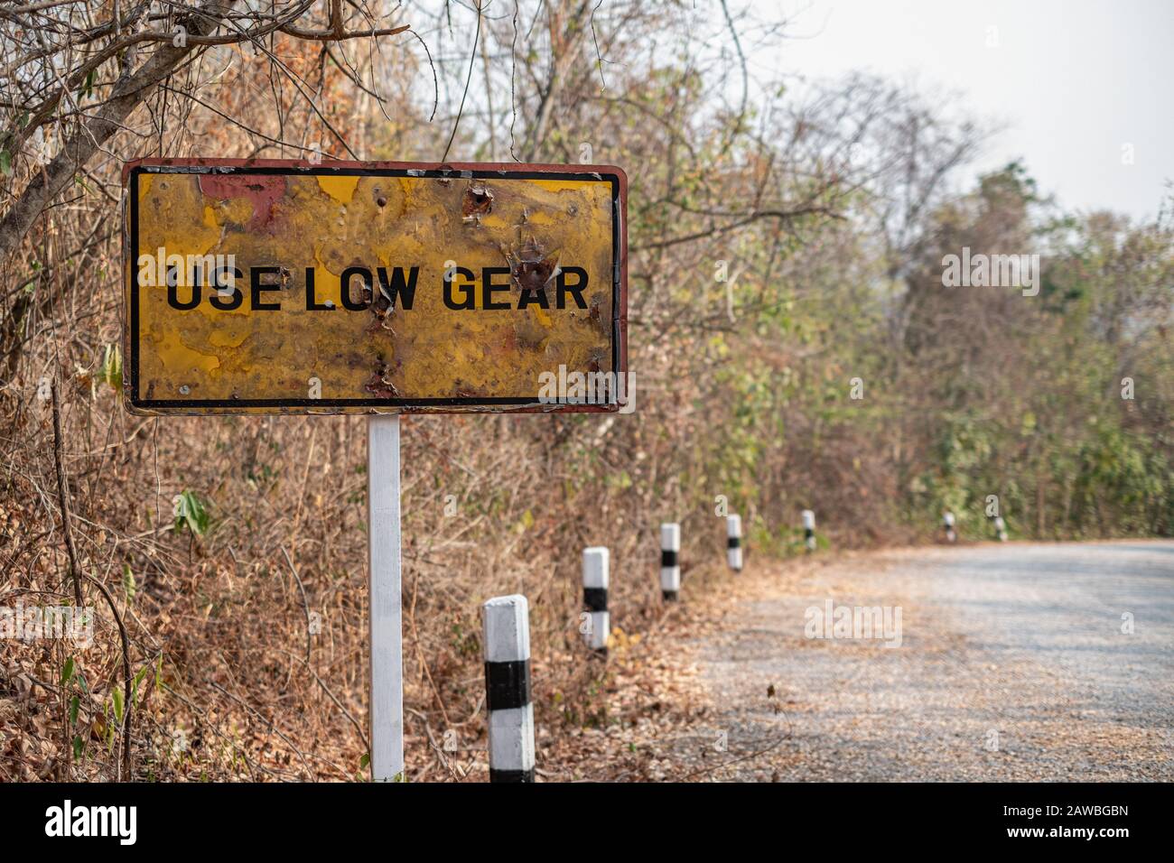 Las señales de tráfico antiguas están oxidadas Y USAN MARCHAS bajas y  señales de advertencia empinadas para camiones en las montañas de Tailandia  Fotografía de stock - Alamy