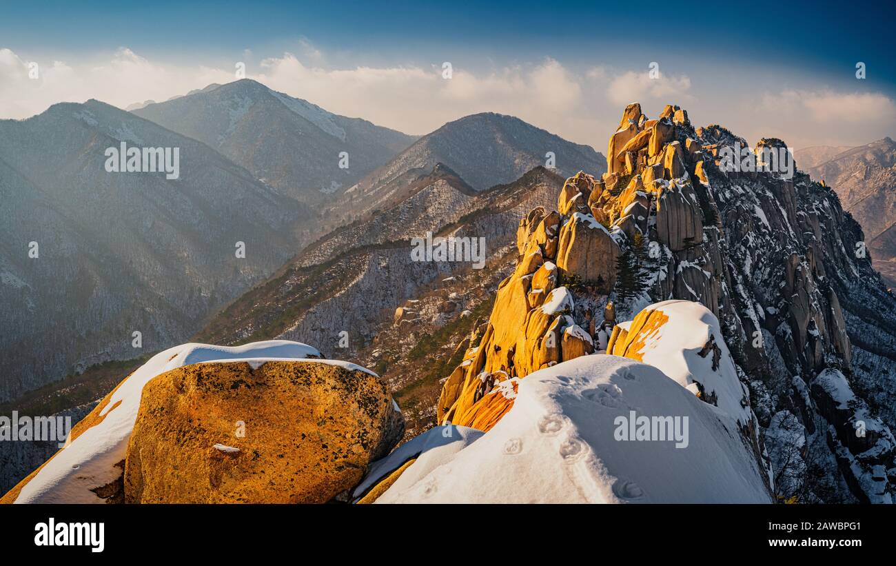 Los espectaculares paisajes del Parque Nacional de Seoraksan en Corea del Sur son impresionantes, especialmente en invierno. Foto de stock