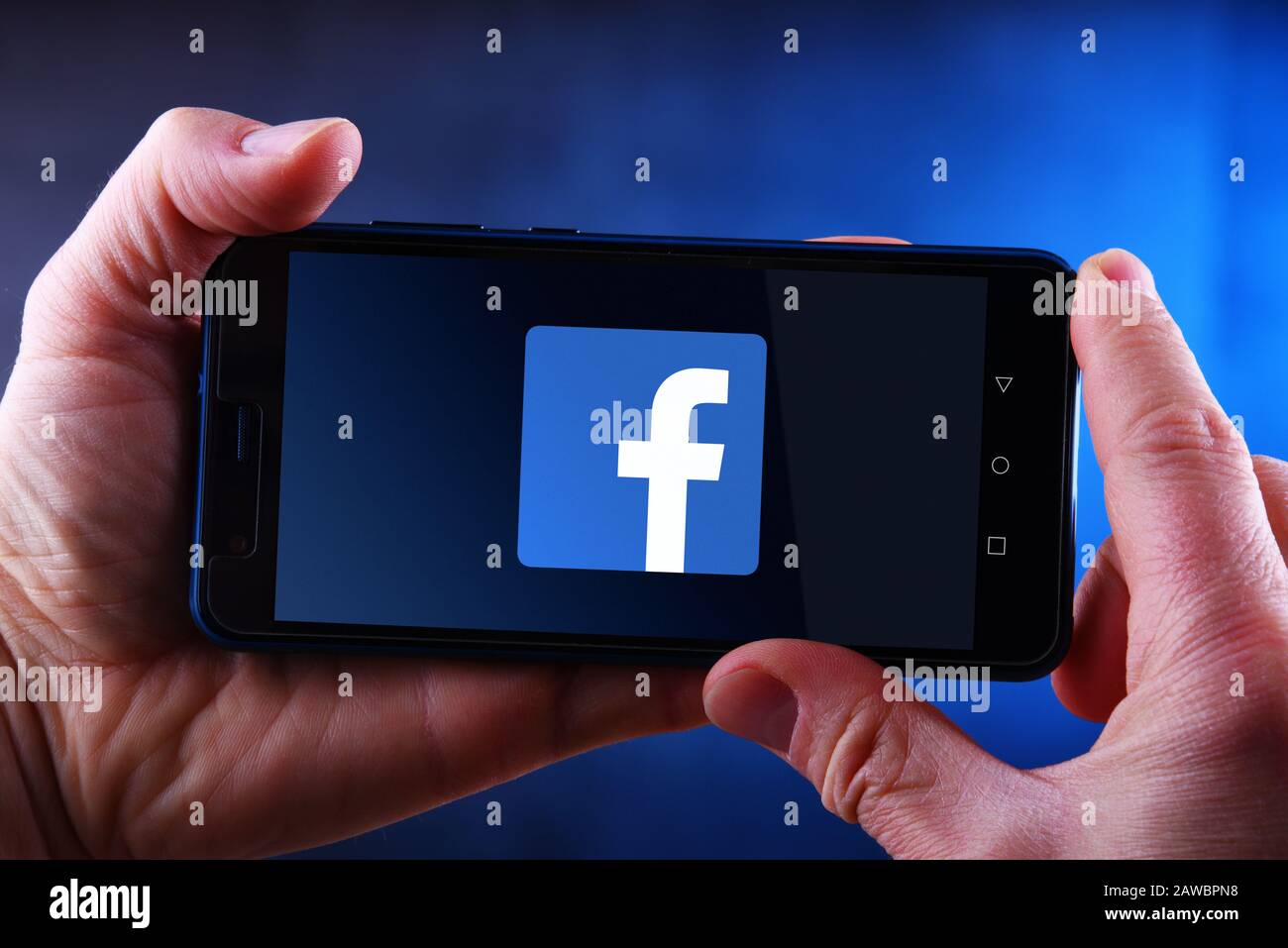 Poznan, POL - 24 DE MARZO de 2019: Smartphone de manos que muestra el logotipo de Facebook, un servicio de redes sociales y redes sociales en línea de los Estados Unidos Foto de stock