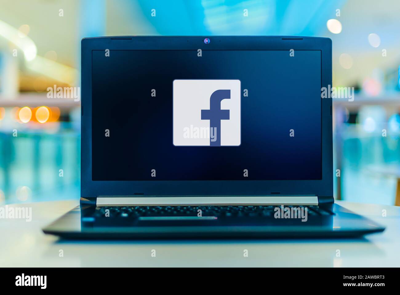 Poznan, POL - 30 DE ENERO de 2020: Ordenador portátil con el logotipo de Facebook, una empresa estadounidense de redes sociales y redes sociales en línea basada en i Foto de stock