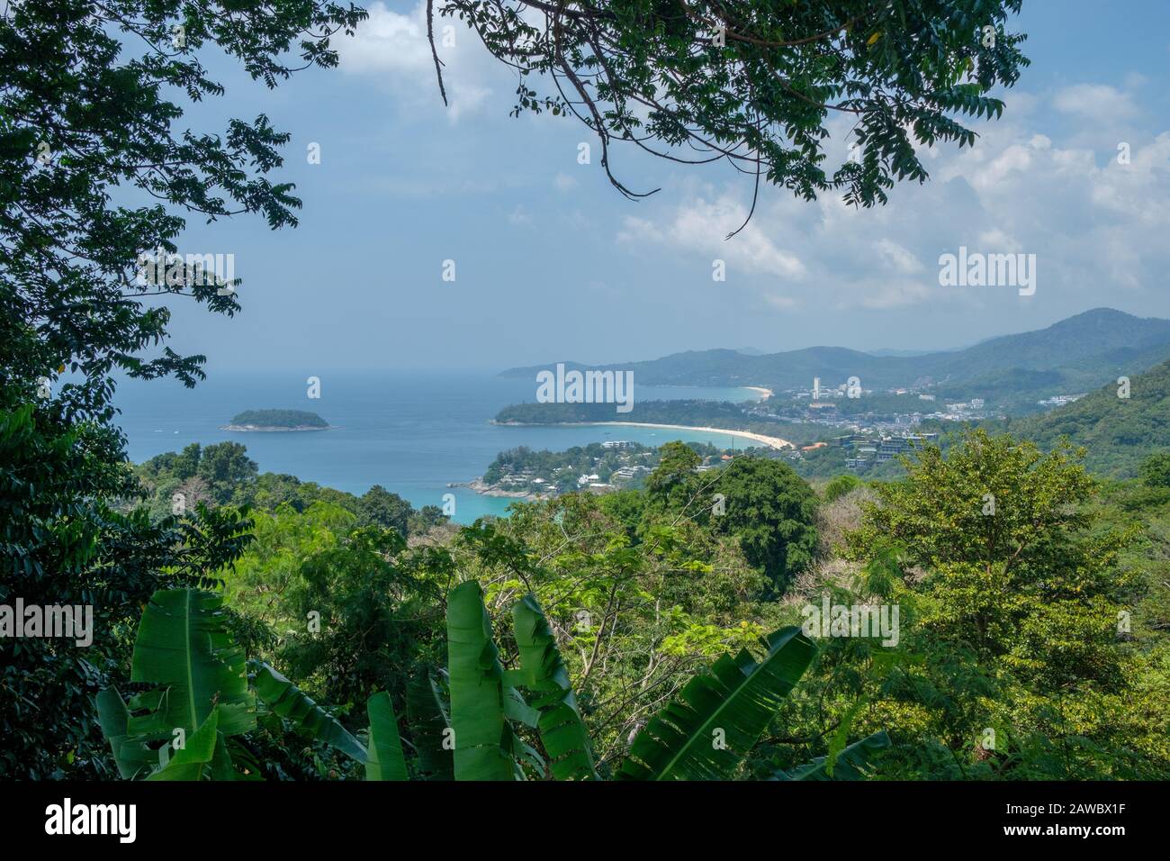Vista aérea de Phuket contra Karon y Patong. Phuket es una isla grande y un destino turístico popular en el sur de Tailandia. Foto de stock