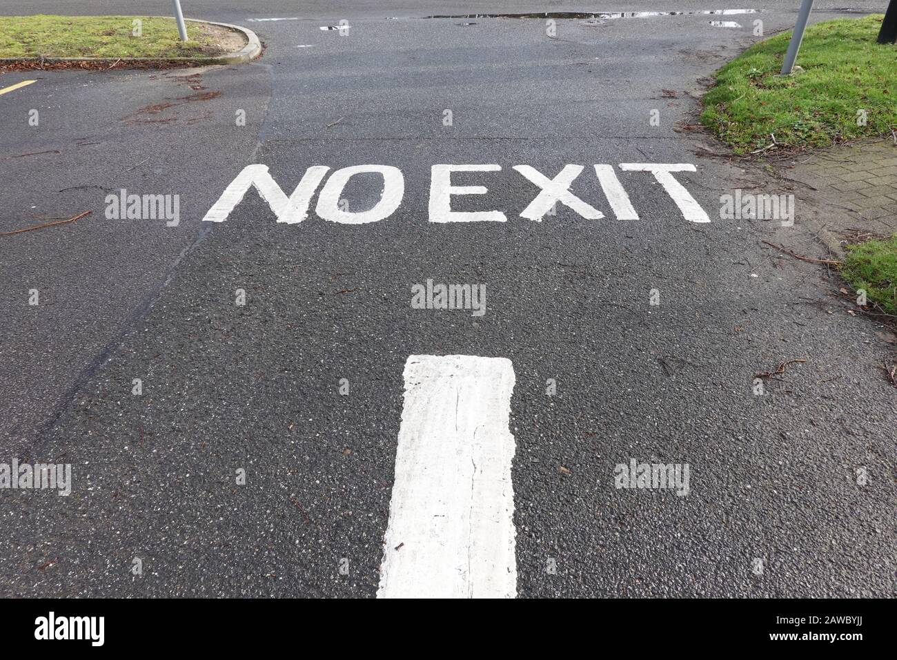 Martlesham Heath, Suffolk, Reino Unido - 8 de febrero de 2020: No hay ninguna salida pintada en la carretera hacia un aparcamiento. Foto de stock