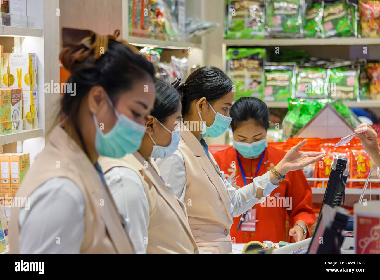 Aeropuerto De Phuket, Tailandia. 31 De Enero De 2020. El personal de la tienda usa máscaras quirúrgicas para prevenir la propagación del virus COVID COVID-19 2019-nCoV 2019 nCoV Coronavirus Corona durante la epidemia actual. Foto de stock