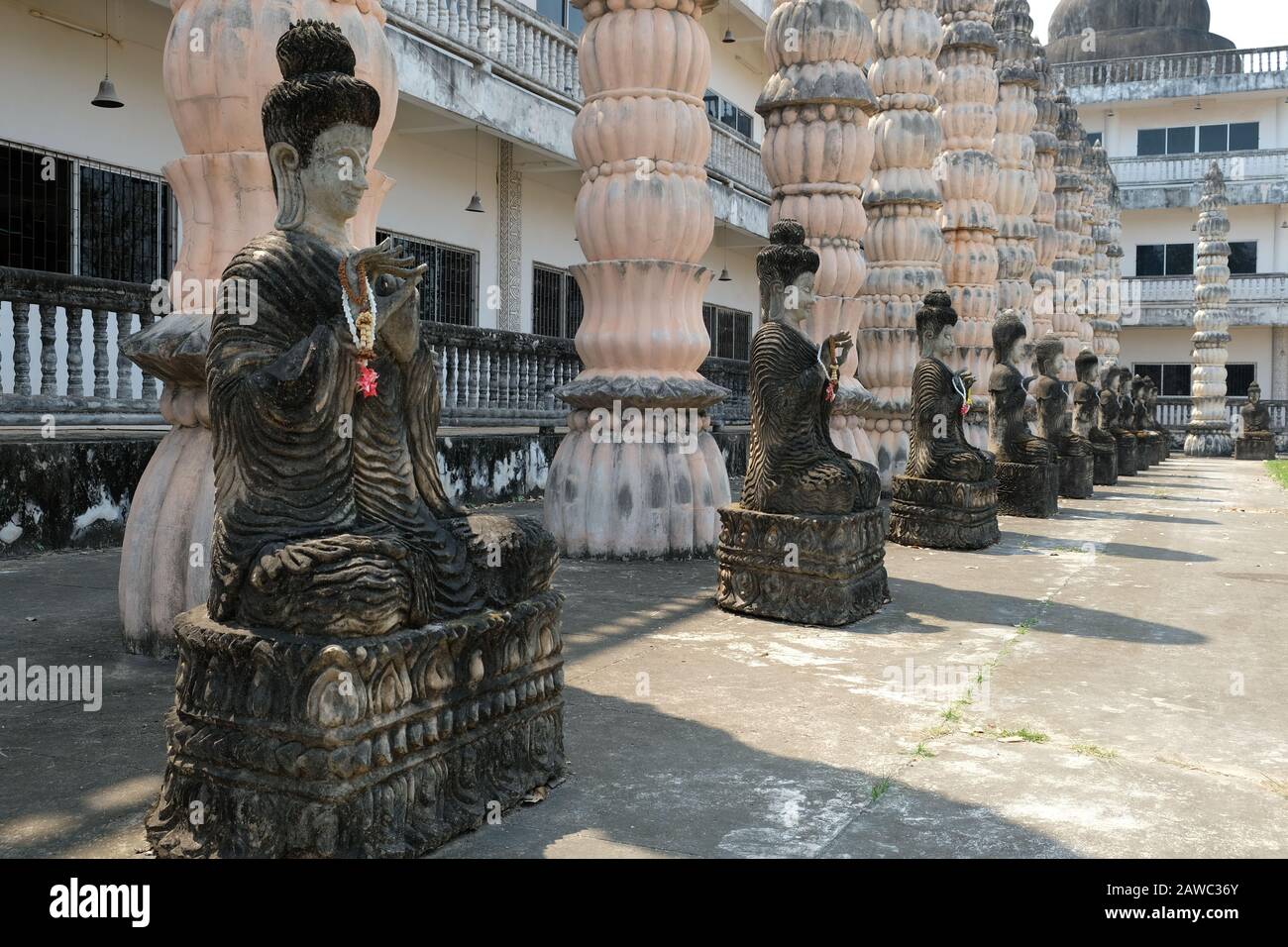 Nong Khai Isan Tailandia - esculturas búdicas en el templo budista Wat Khaek Foto de stock