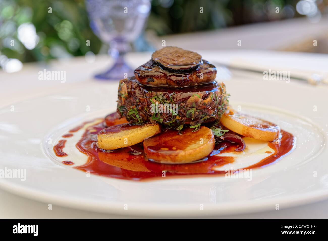 Filete Chateaubriand con foie gras y trufa, plato francés Fotografía de  stock - Alamy