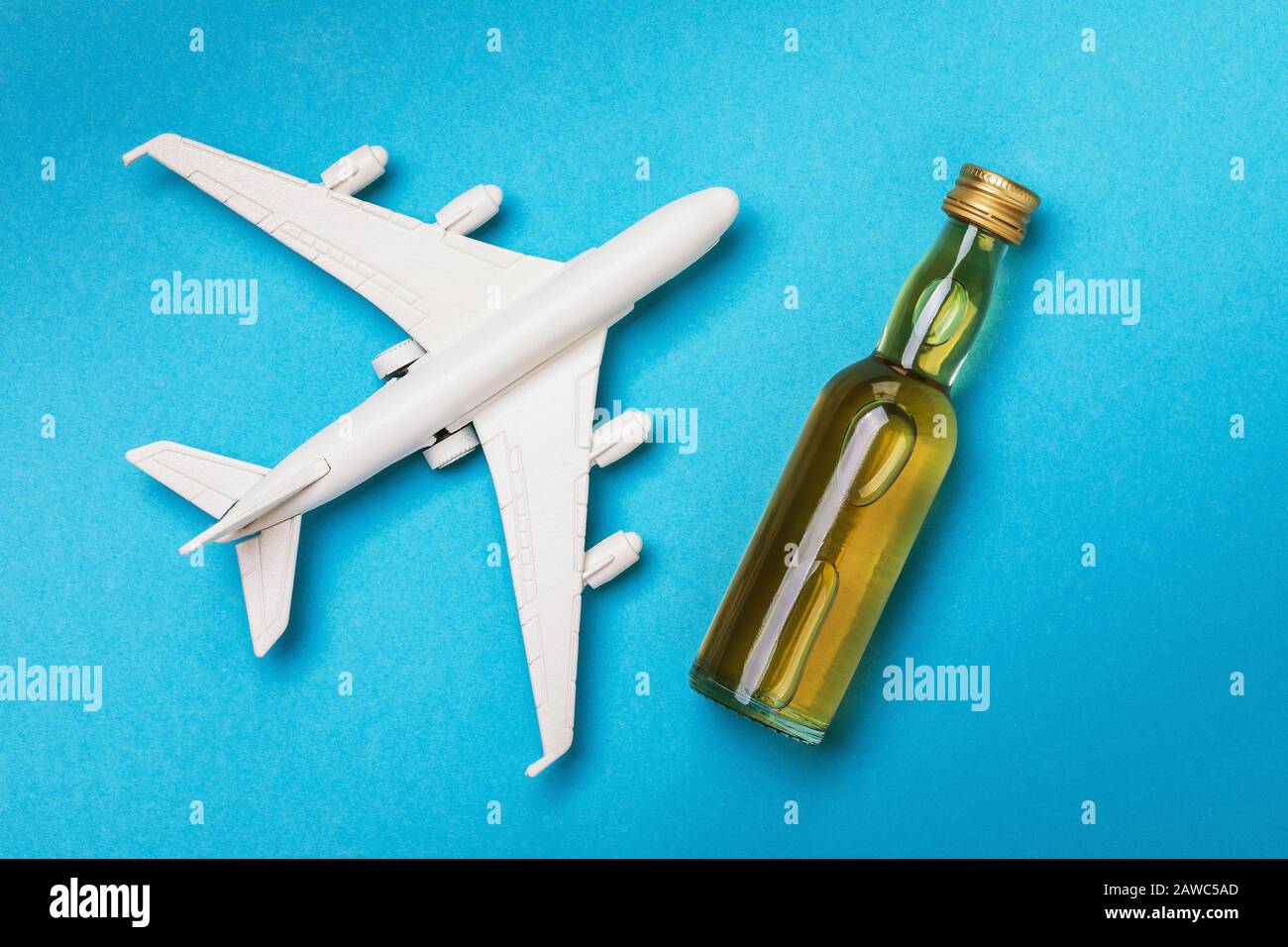 Botella De Alcohol De Avión Fotos e Imágenes de stock - Alamy