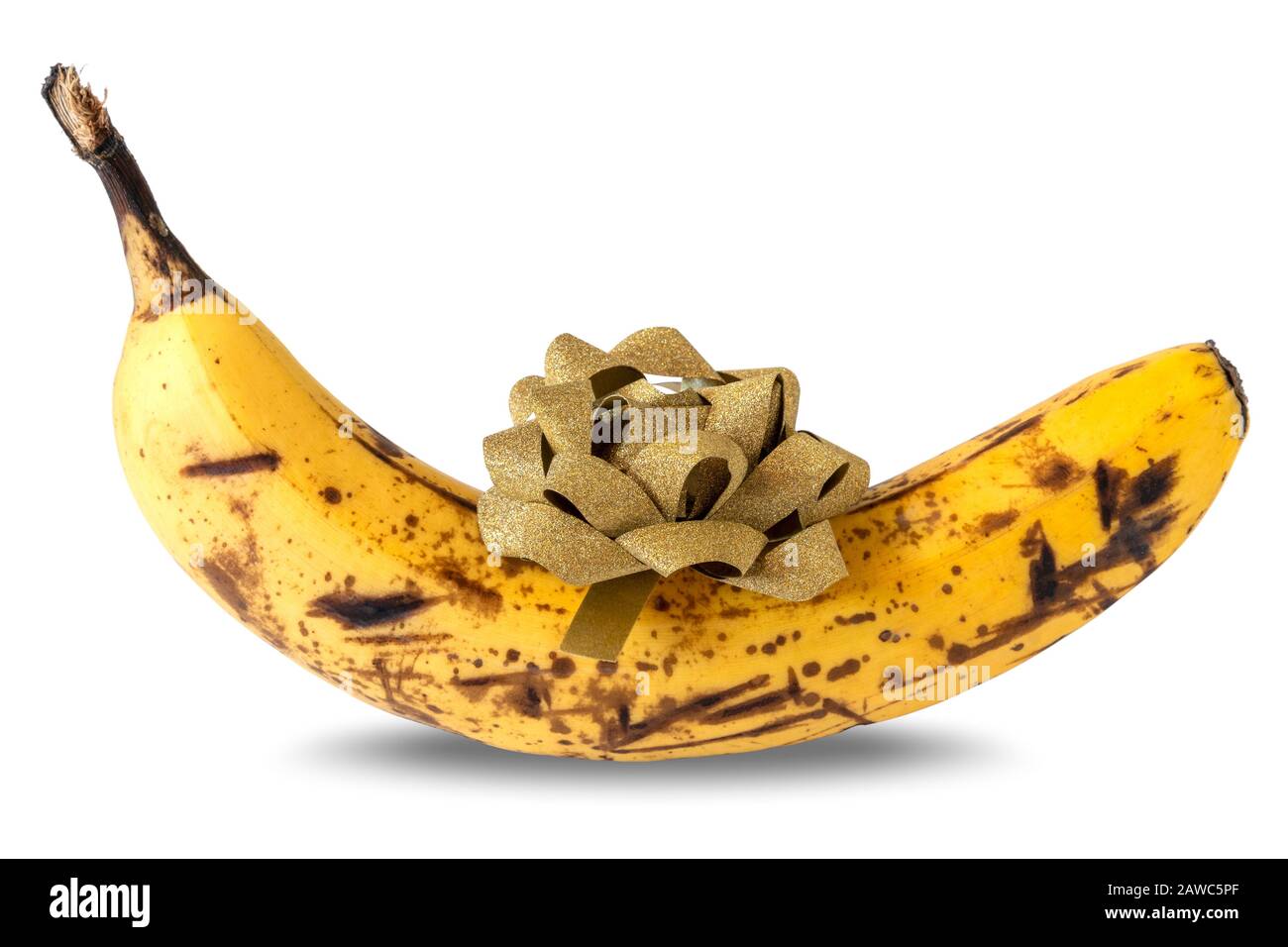 Plátano con arco de oro, aislado sobre fondo blanco. Regalo para una nueva  vida saludable Fotografía de stock - Alamy