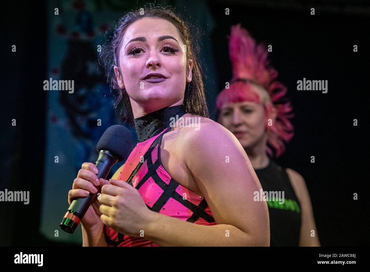 Torneo de lucha libre “Reign After Queendom” de Pro-Wrestling: Eve, una promoción de lucha libre de contacto completo de punk-rock feminista, Londres, Reino Unido Foto de stock