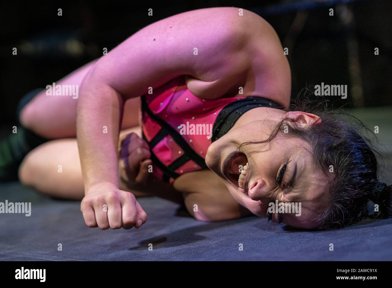 Torneo de lucha libre “Reign After Queendom” de Pro-Wrestling: Eve, una promoción de lucha libre de contacto completo de punk-rock feminista, Londres, Reino Unido Foto de stock