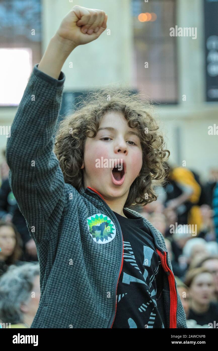 British Museum, Londres, 08 De Febrero De 2020. La gente grita, canta y rasga los logotipos de BP. En protesta contra el continuo patrocinio del Museo Británico por el gigante petrolero BP, activistas climáticos de BP o no BP, y muchos grupos activistas regionales han organizado una protesta "BP Debe caer" en el Museo Británico de Londres. BP patrocina la exibition 'Troy', así que muchos elementos de la protesta están temáticos alrededor de un caballo de Troya fuera, Trojan plata y trajes de oro y otros elementos. Varios cientos de activistas protestan y cantan en la gran final en la sala principal del museo. Foto de stock