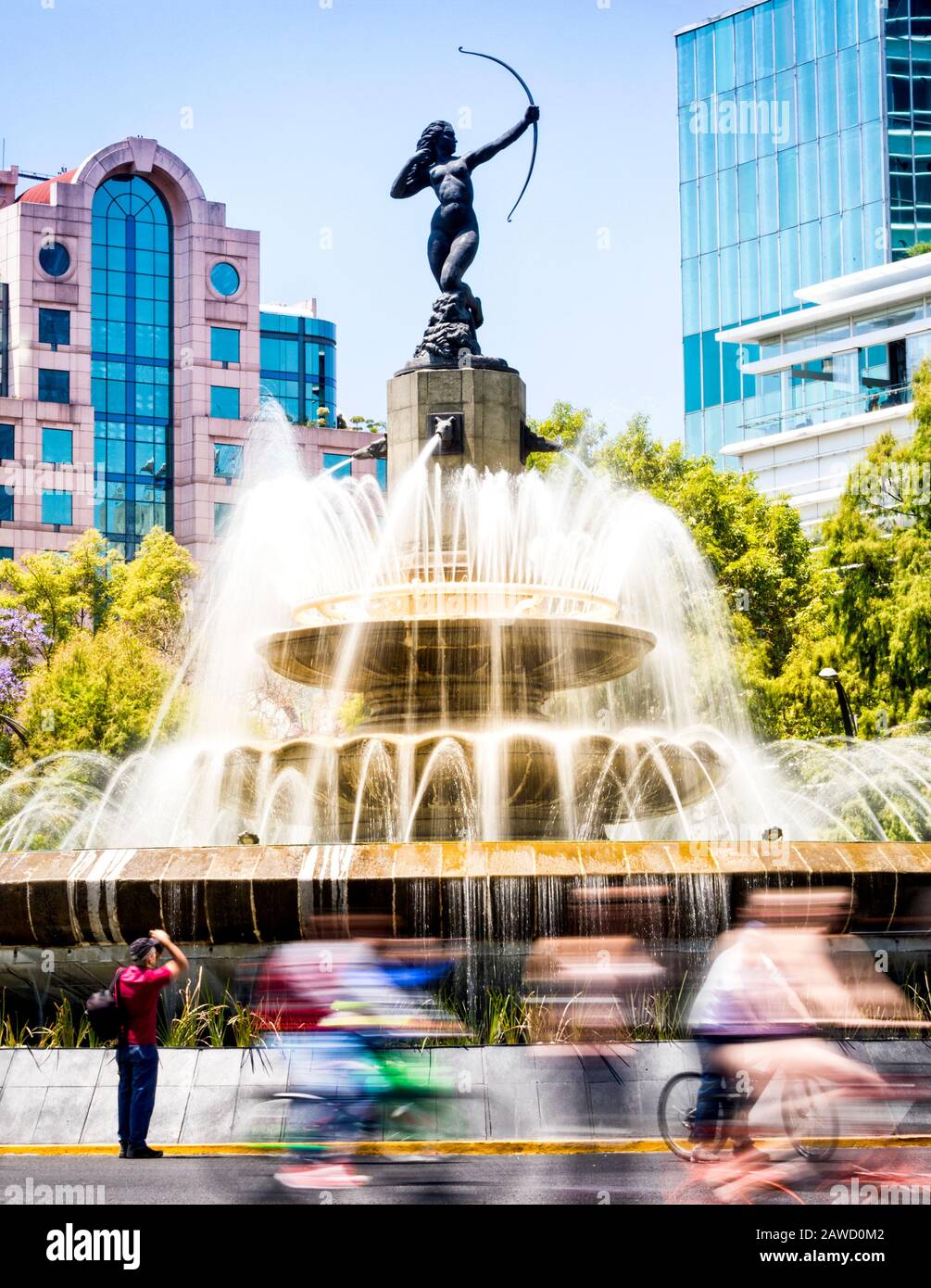 El fotógrafo trabaja como ciclistas en la Fuente Diana en Reforma en Ciudad de México, México. Foto de stock
