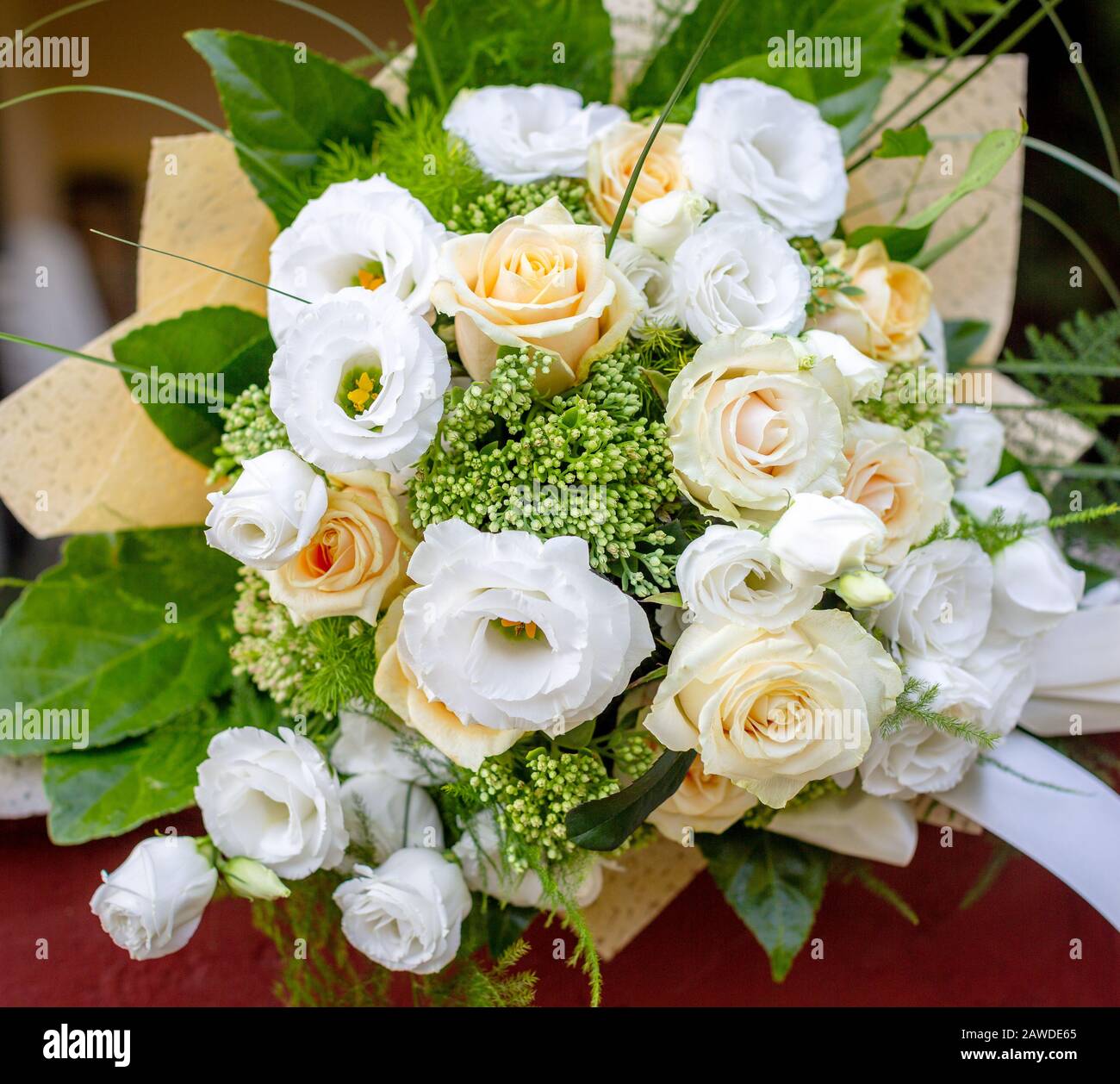 Hermoso bouquet de flores frescas de rosas y eustoma en colores crema y blanco. Fondo floral. Imagen de primer plano Fotografía de stock - Alamy Hermoso bouquet de flores frescas de rosas y eustoma en colores crema y blanco. Fondo floral. Imagen de primer plano Fotografía de stock - Alamy