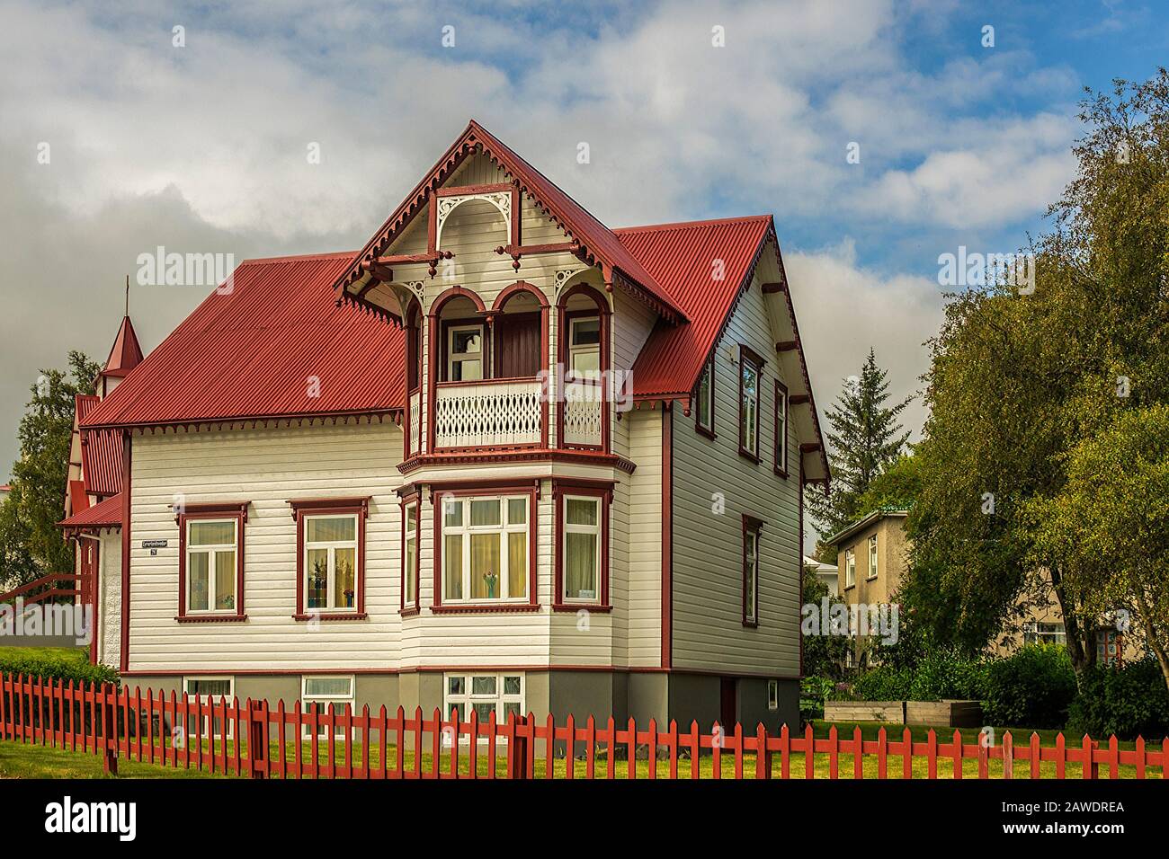 Casa pintada en blanco fotografías e imágenes de alta resolución - Alamy