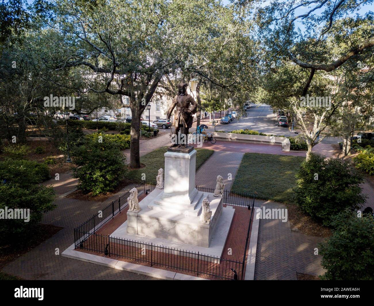 Savannah, EE.UU.-21 DE NOVIEMBRE de 2019: La plaza Chippewa y la estatua del General James Oglethorpe se ve en este drone tiro. Esta fue también la escena de la Foto de stock