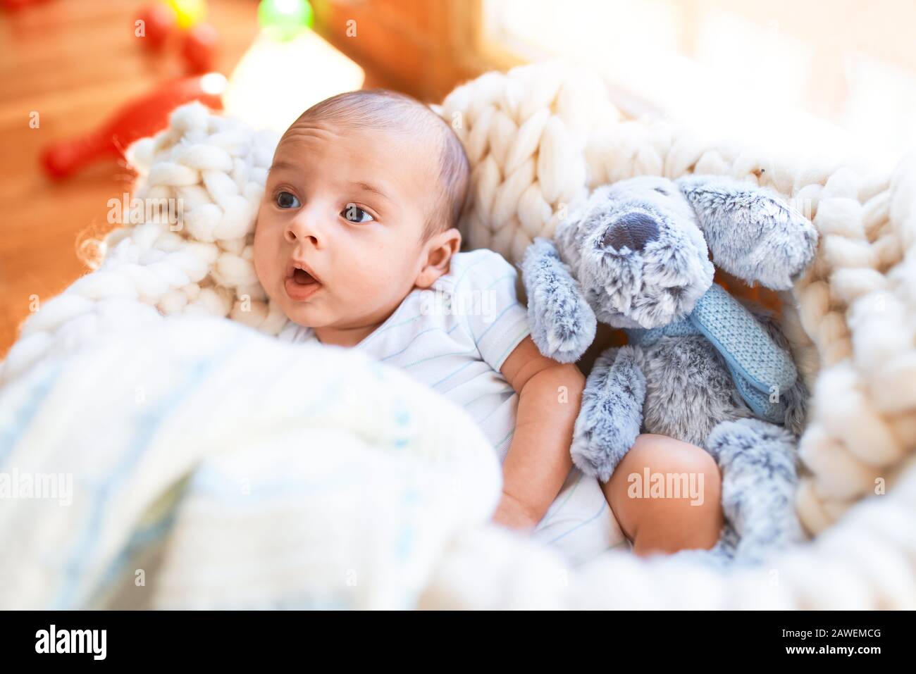 Adorable bebe acostado en el suelo sobre una manta en el hogar. Nacido el  relax y el descanso confortable, con doll Fotografía de stock - Alamy