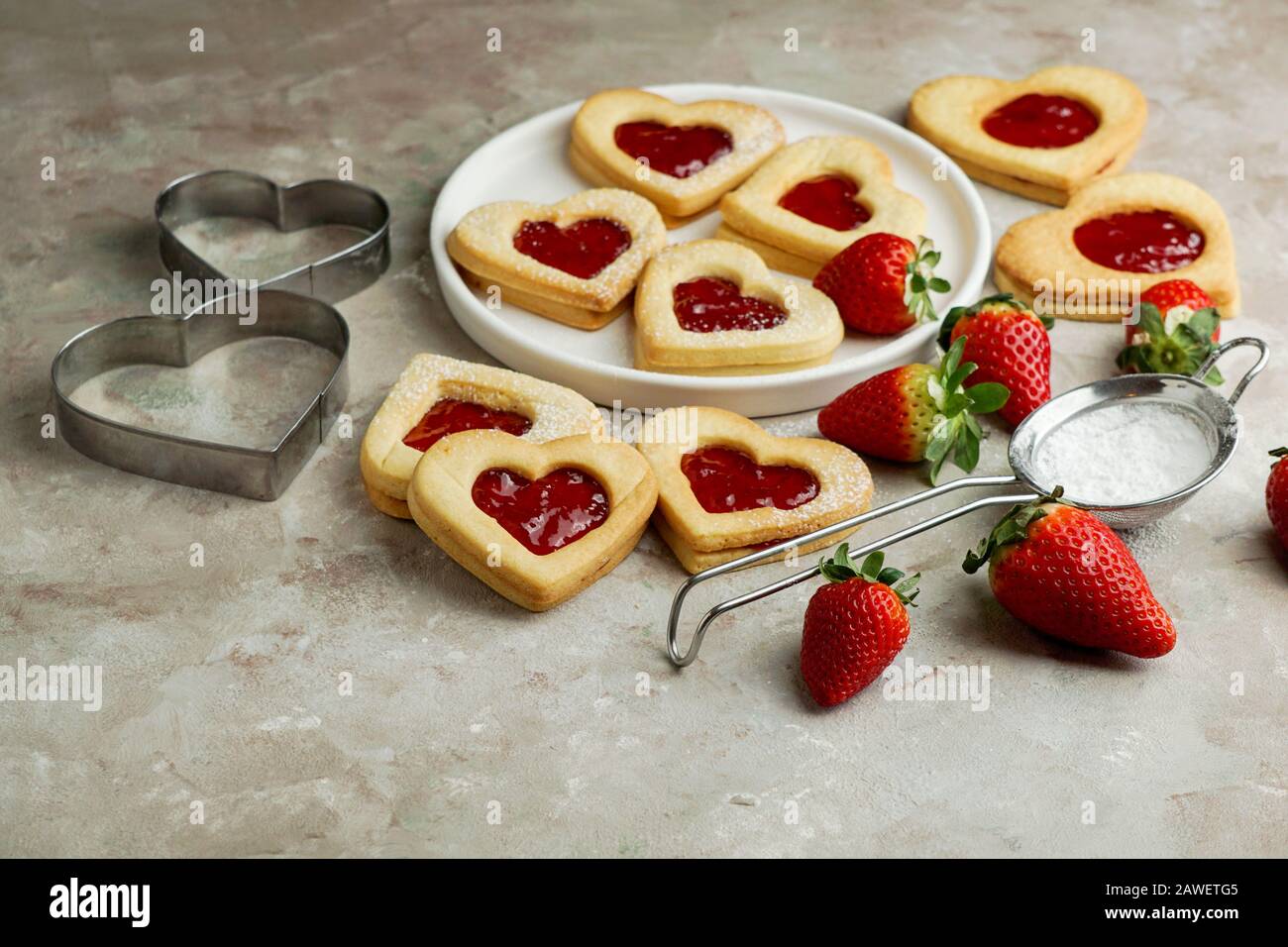 https://c8.alamy.com/compes/2awetg5/galletas-en-forma-de-corazones-con-mermelada-de-fresa-san-valentin-consepto-dia-2awetg5.jpg