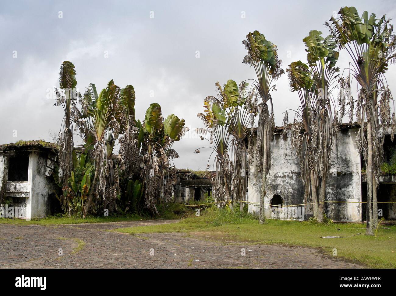 Ruinas bombardeadas de la casa de vacaciones 'Finca Manuela' del señor Pablo  Escobar en la costa del embalse Peñol-Guatape, Guatape, Antioquia, Colombia  Fotografía de stock - Alamy