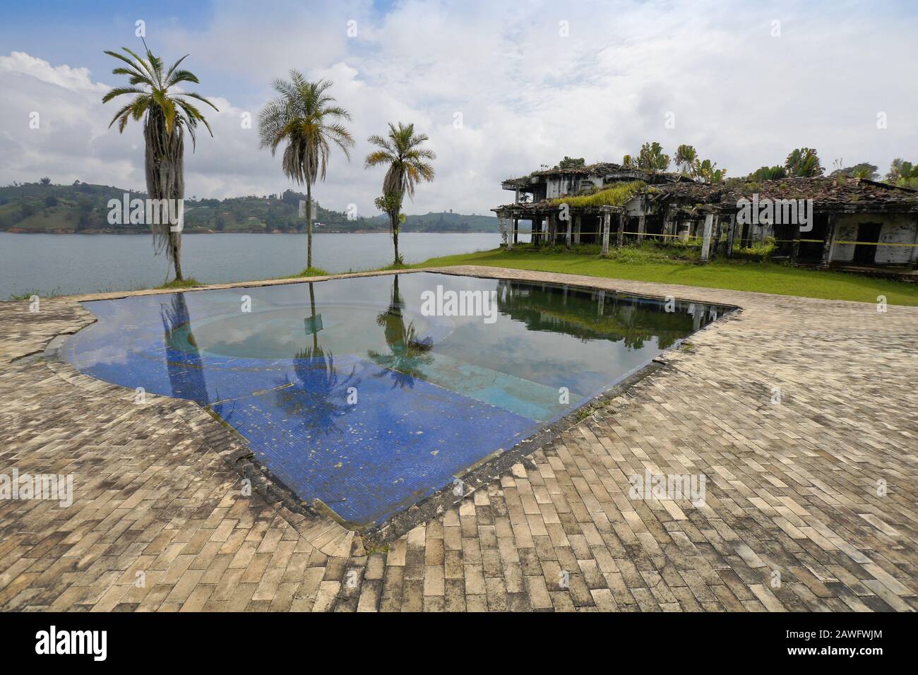 Piscina y ruinas bombardeadas de la casa de vacaciones 'Finca Manuela' del  señor Pablo Escobar en la orilla del embalse de Peñol-Guatape, Guatape,  Colombia Fotografía de stock - Alamy