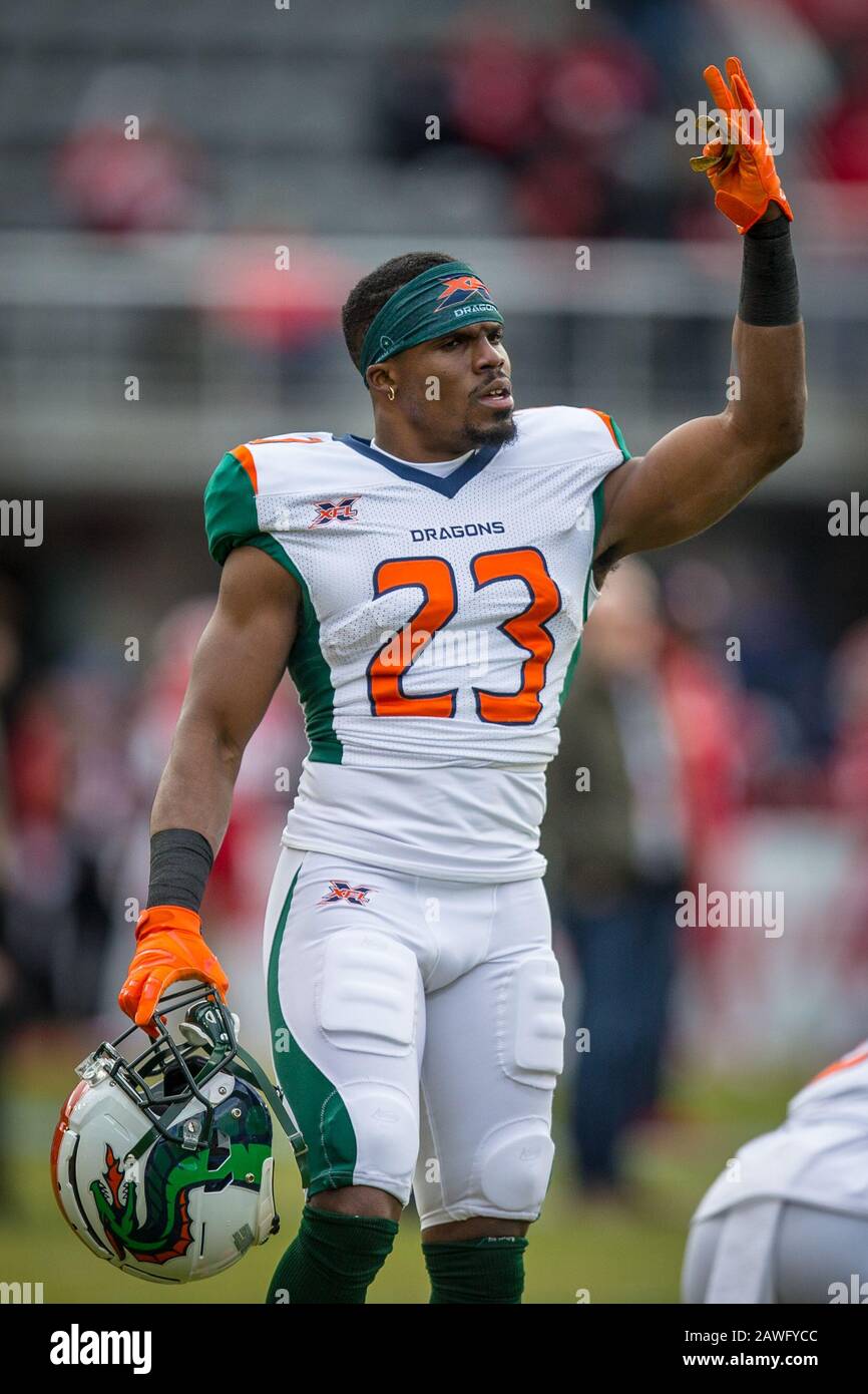 8 de febrero de 2020: Seattle Dragons corriendo hacia atrás Trey Williams (23) reconoce a la multitud antes del juego entre los Dragones de Seattle y los Defensores de D.C. que se llevan a cabo en Audi Field en Washington, DC. (Cory Royster/Cal Sport Media) Foto de stock