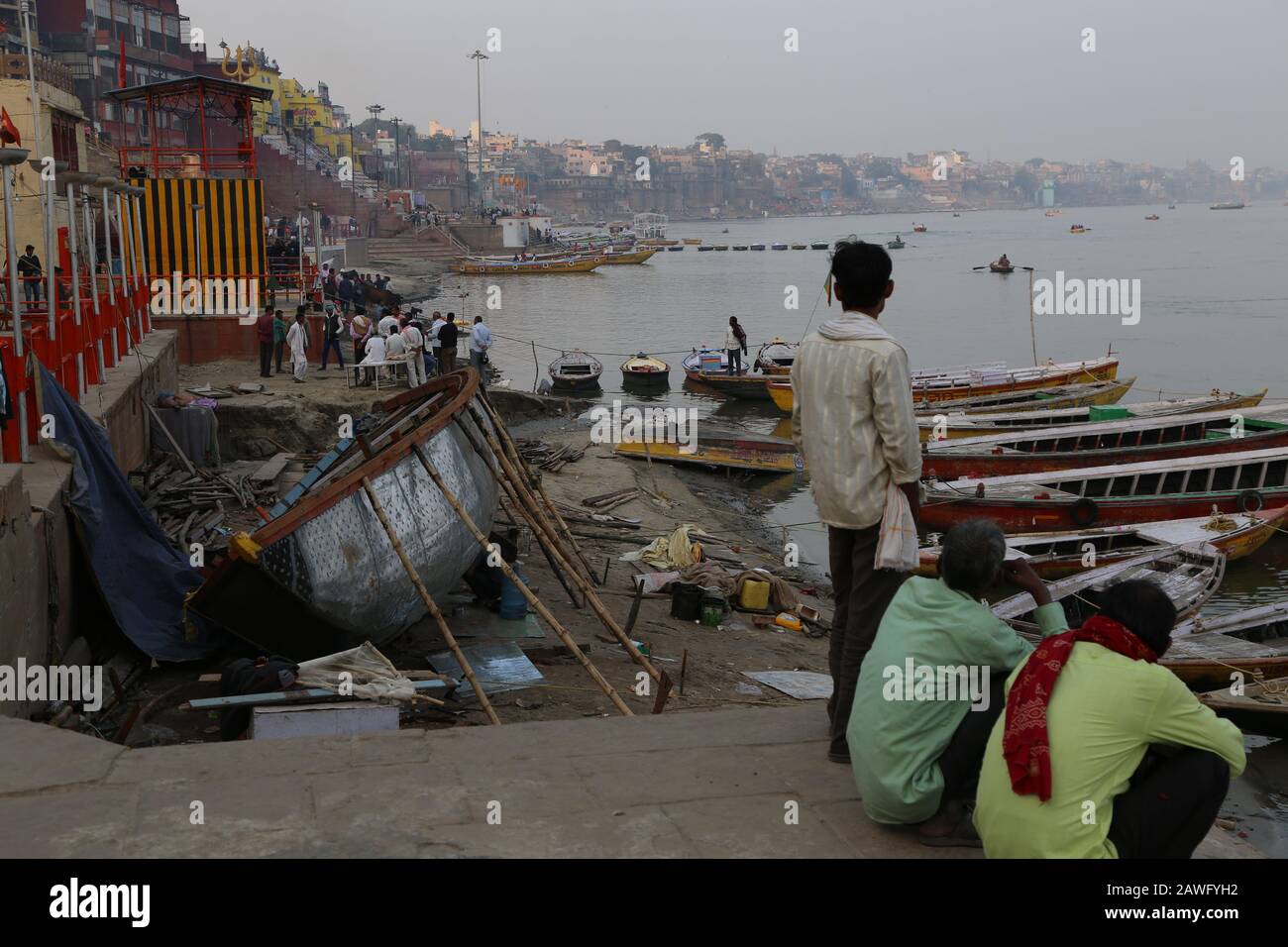 Varanasi, India. 2019. Este fue un hermoso lugar para fotografiar, con sus fascinantes fantasmas, el Ganga y los coloridos edificios que escondieron calles estrechas. Foto de stock