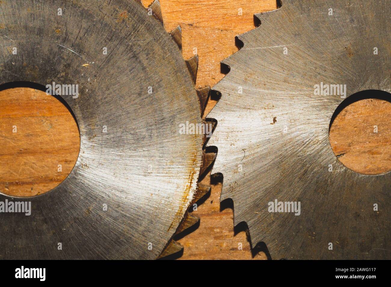 Hoja de sierra circular. Herramientas de carpintería. Fondo industrial. Equipo para aserradero y serrado de productos de madera Foto de stock