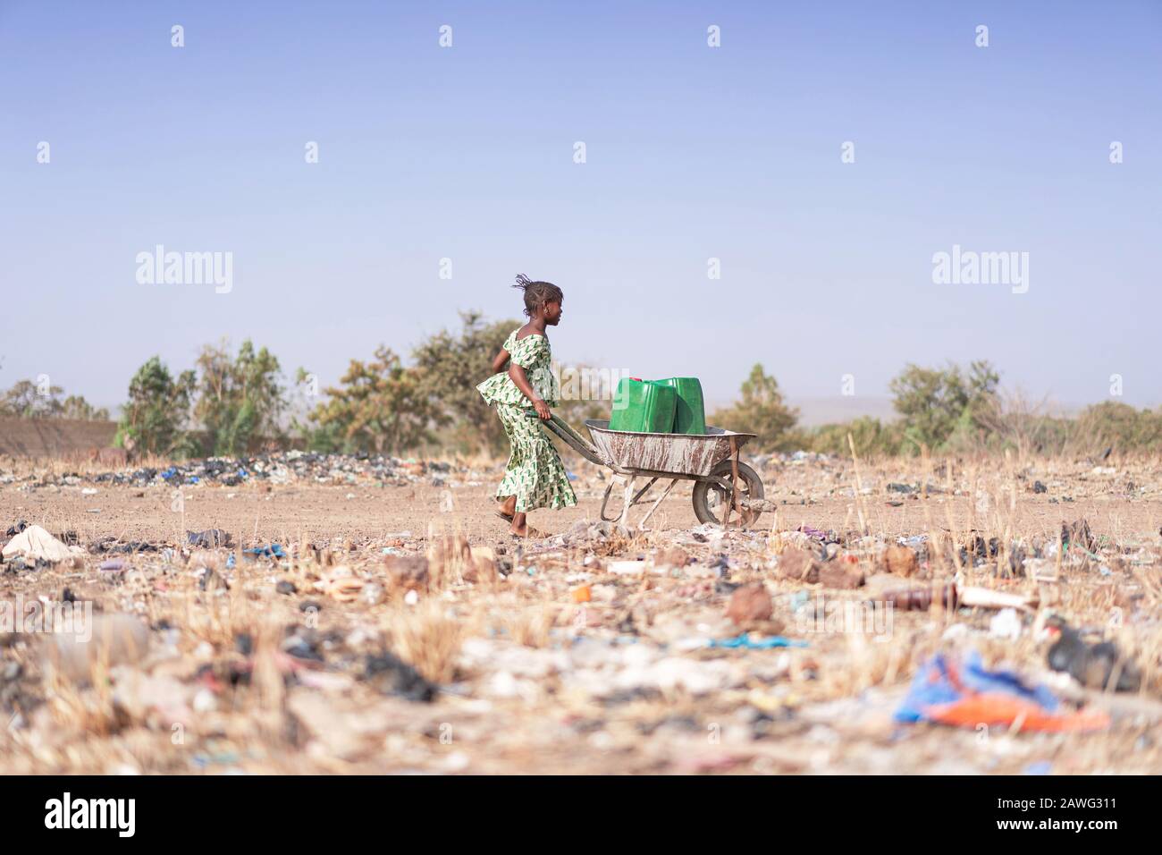 Bellas mujeres africanas Trayendo agua Limpia para un concepto de insuficiencia Foto de stock