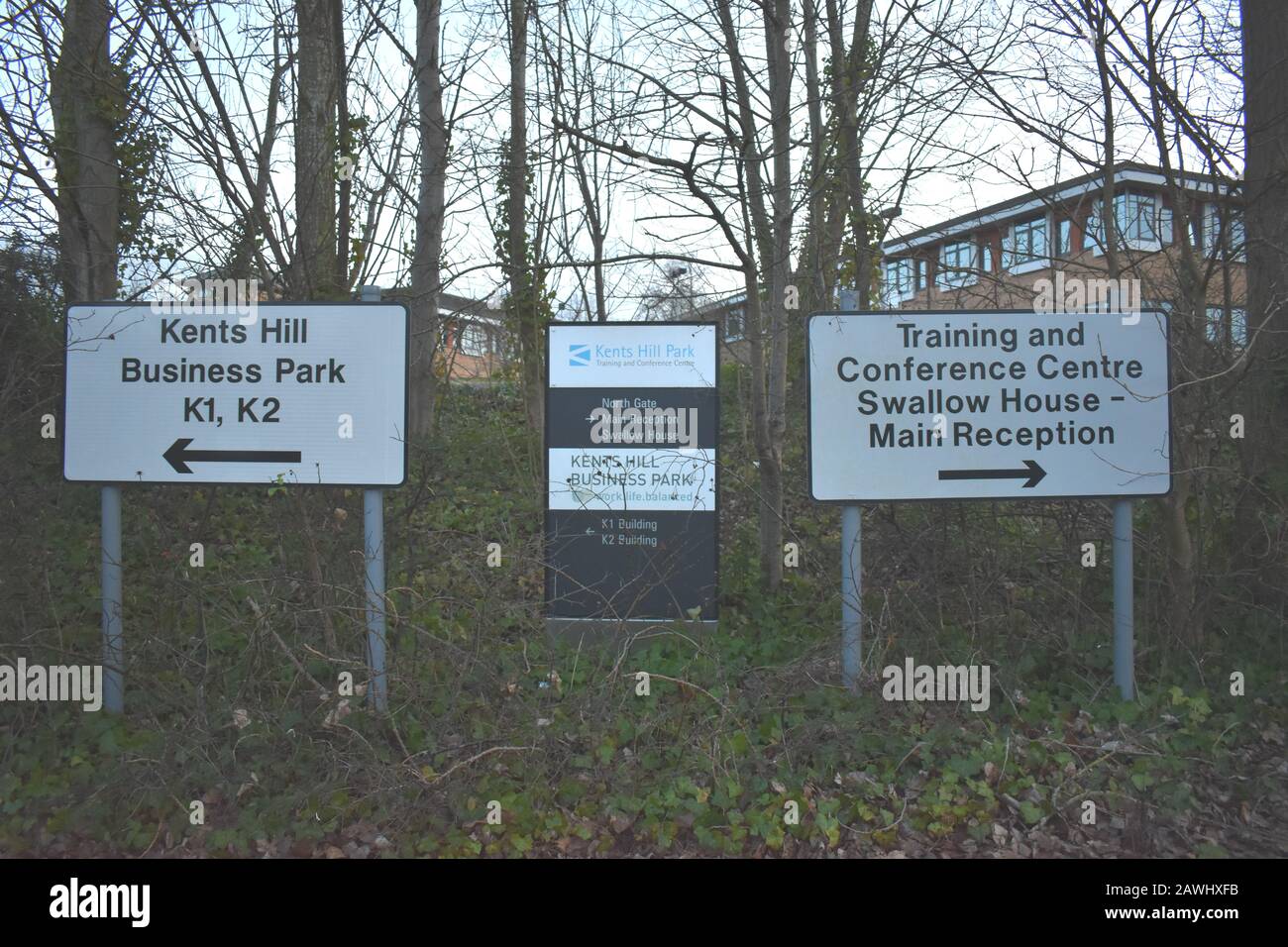 La señal para el Centro de Entrenamiento y Conferencias de Kents Hill Park, que alberga a personas evacuadas de China debido al brote de coronavirus en febrero de 2020. Foto de stock