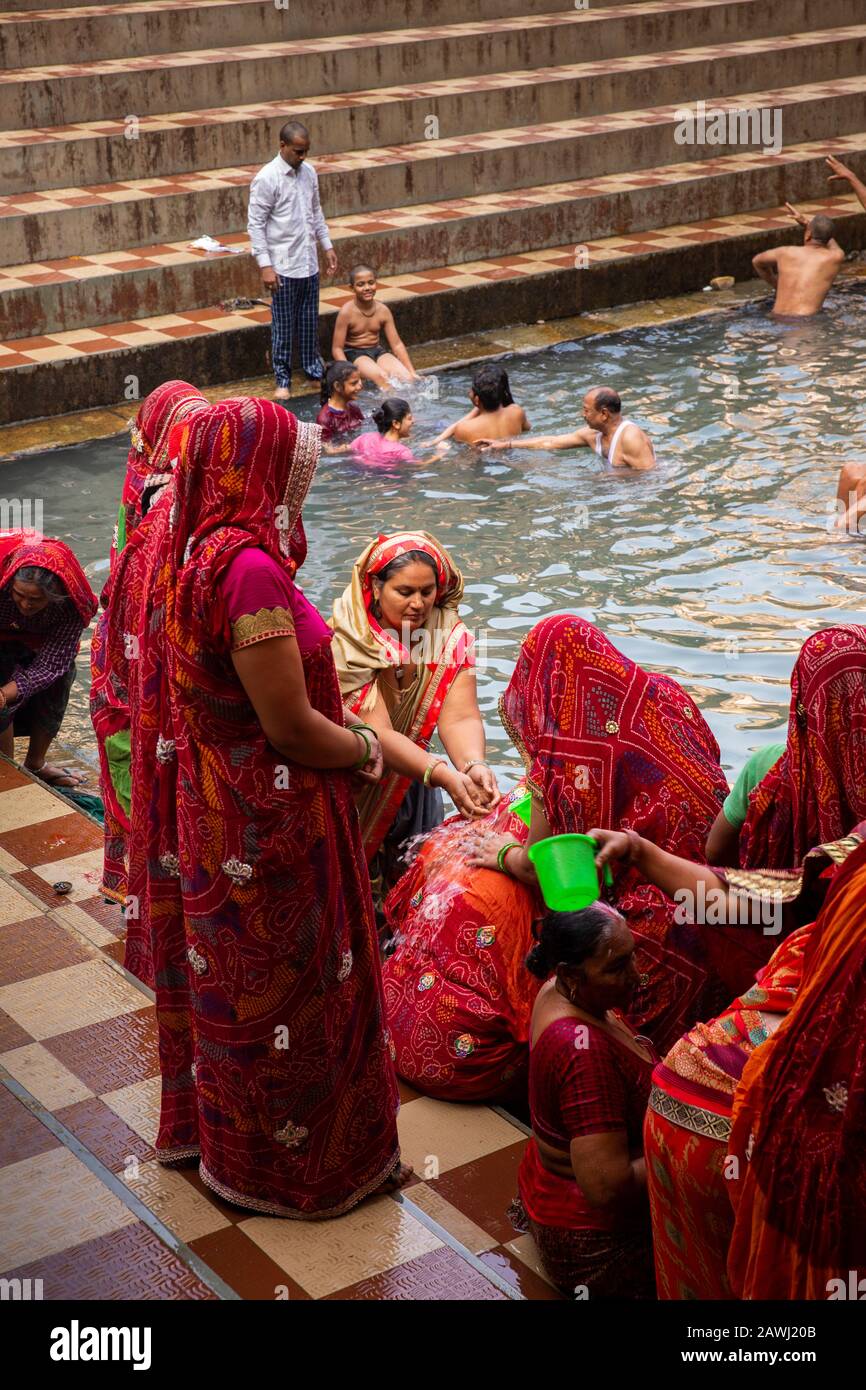 India, Rajasthan, Shekhawati, Udaipurwati, Valle de Adaval, Lohargal Dham, Surakund, lugar de peregrinación, cisterna Santa llena de agua caliente de manantial, mujeres c Foto de stock