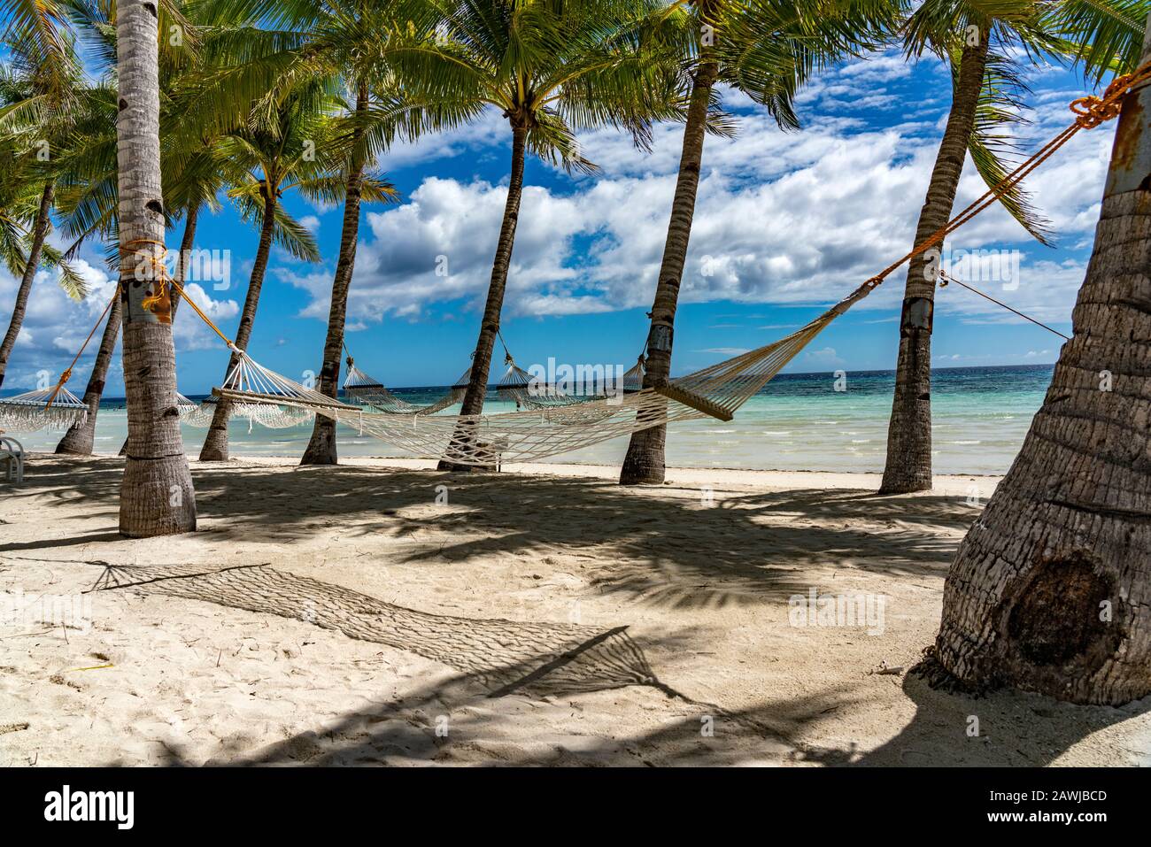 2019: Playa tropical de arena blanca de Bohol, Philiipines Foto de stock