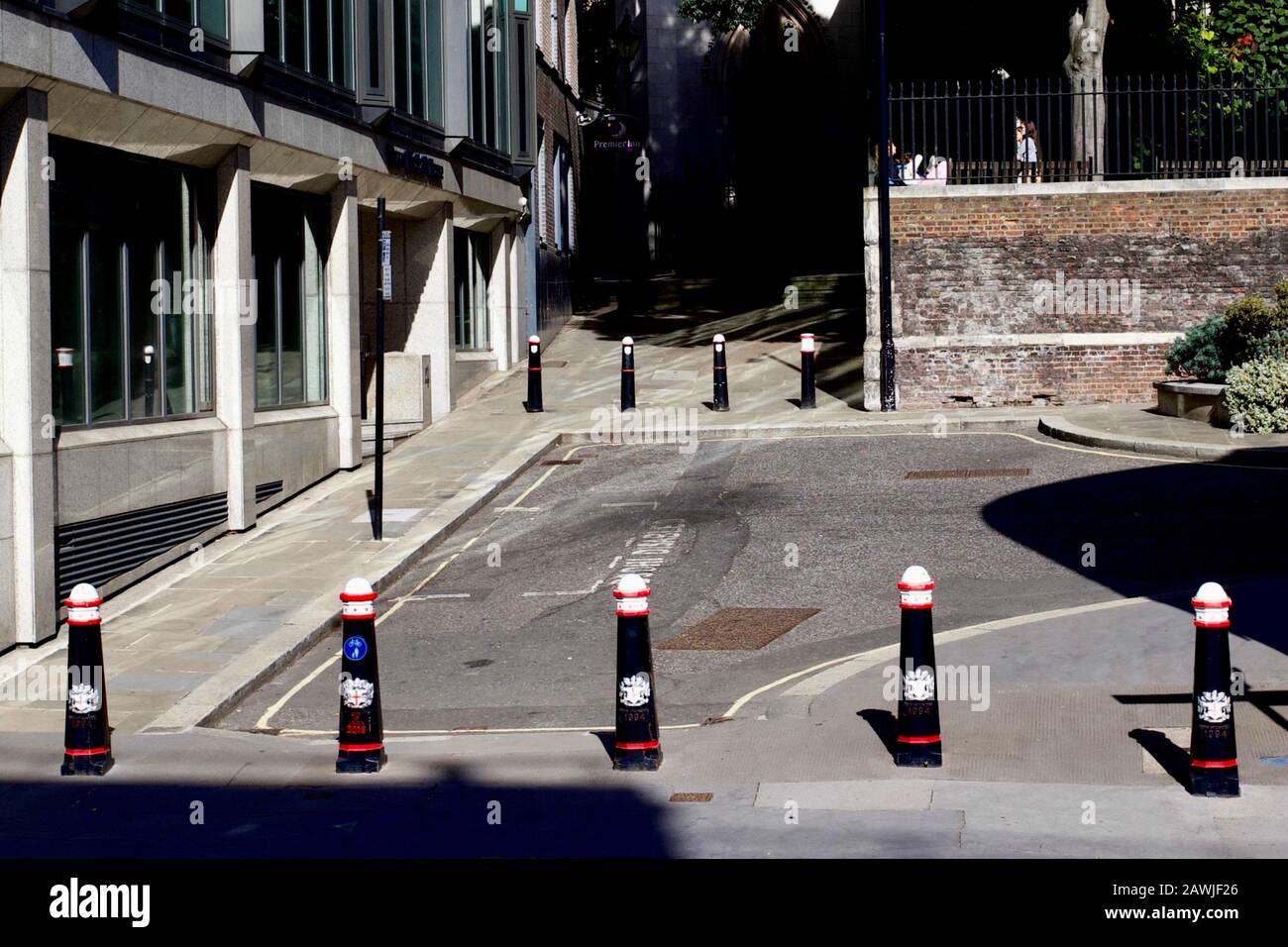 Los bolardos marcan el límite de la milla cuadrada de la Ciudad de Londres, Londres, Inglaterra. Foto de stock