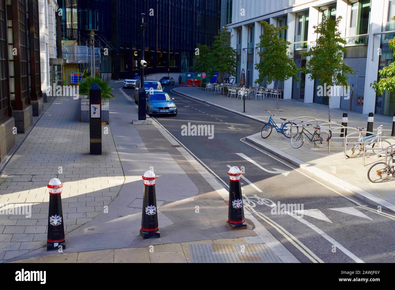 Los bolardos marcan el límite de la milla cuadrada de la Ciudad de Londres, Londres, Inglaterra. Foto de stock