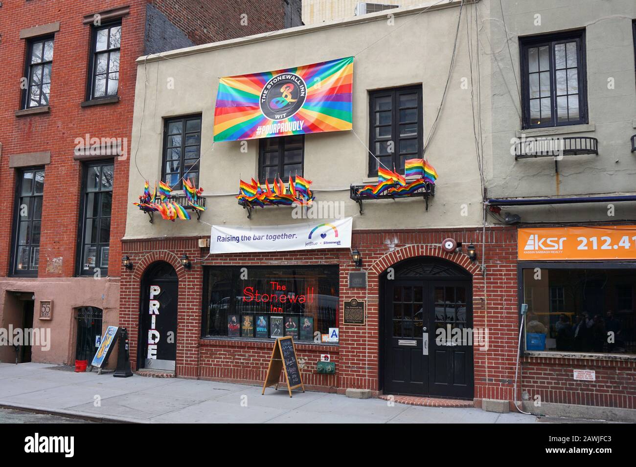 Vista exterior del Stonewall Inn, un bar gay en Greenwich Village, Manhattan, Nueva York Foto de stock