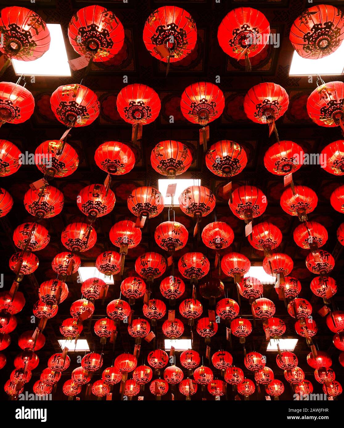 26 de enero de 2020 Bangkok, Tailandia - Muchas lámparas rojas chinas  colgando del techo - estilo asiático clásico decoración de lámpara roja  Fotografía de stock - Alamy