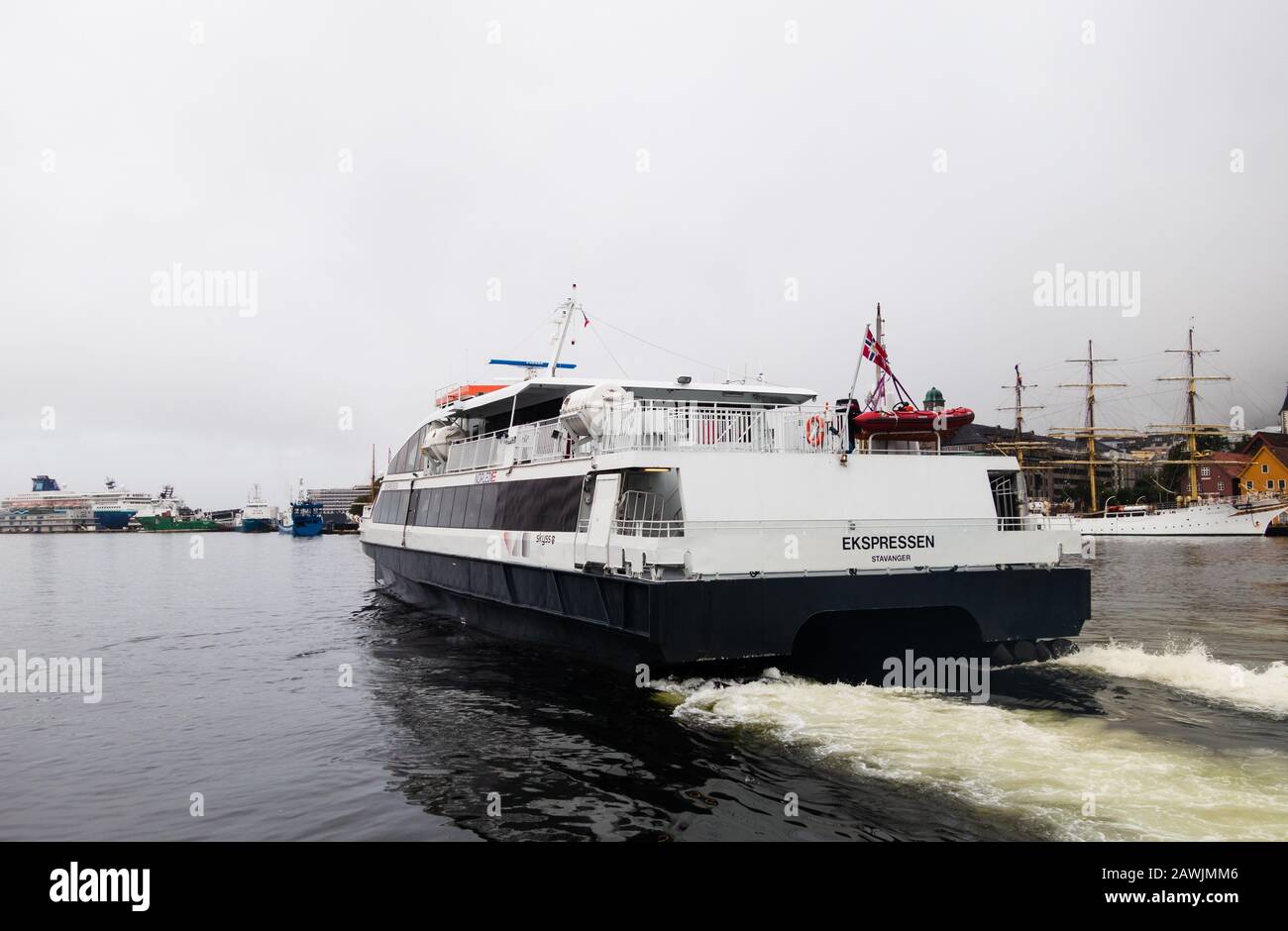 Editorial 09.04.2019 Bergen Noruega Catamarán Ekspressen saliendo del puerto de Bergen en un día lluvioso Foto de stock