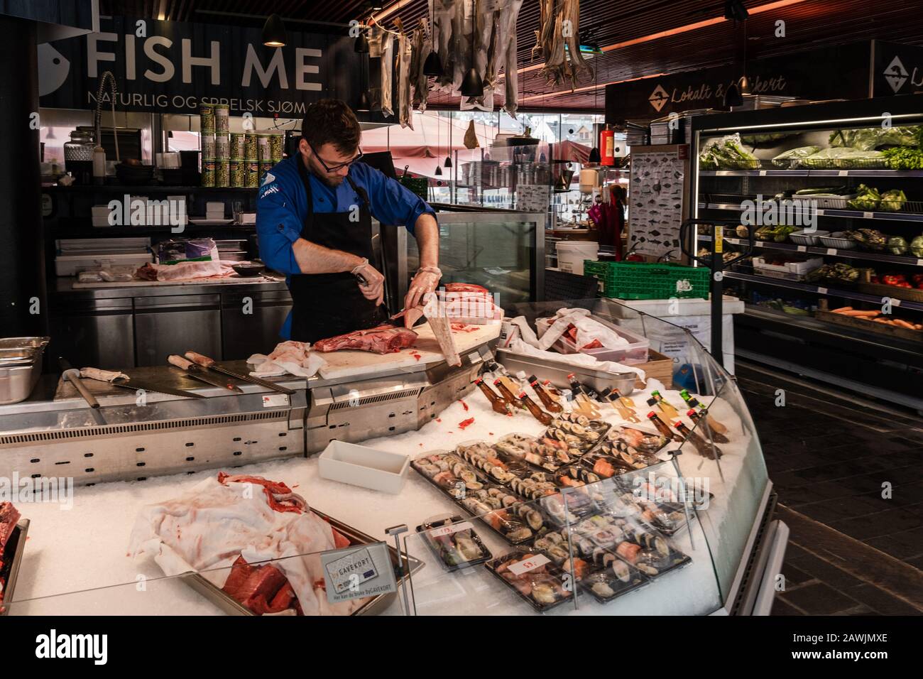 Editorial 09.04.2019 Bergen Noruega el corte de carne en el mercado de pescado que ha sido modernizado con un nuevo edificio Foto de stock