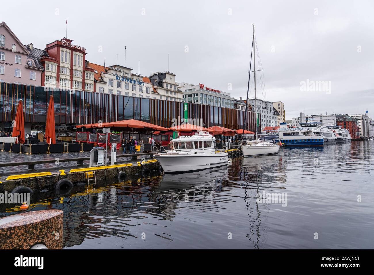 Editorial 09.04.2019 Bergen Noruega barcos Más Pequeños fuera del edificio del mercado de pescado en la parte central de la ciudad Foto de stock