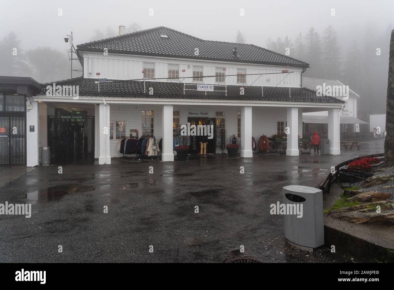 Editorial 09.04.2019 Bergen Noruega Fløistuen Café en un día de niebla y humedad en la cima de la montaña Floy Foto de stock