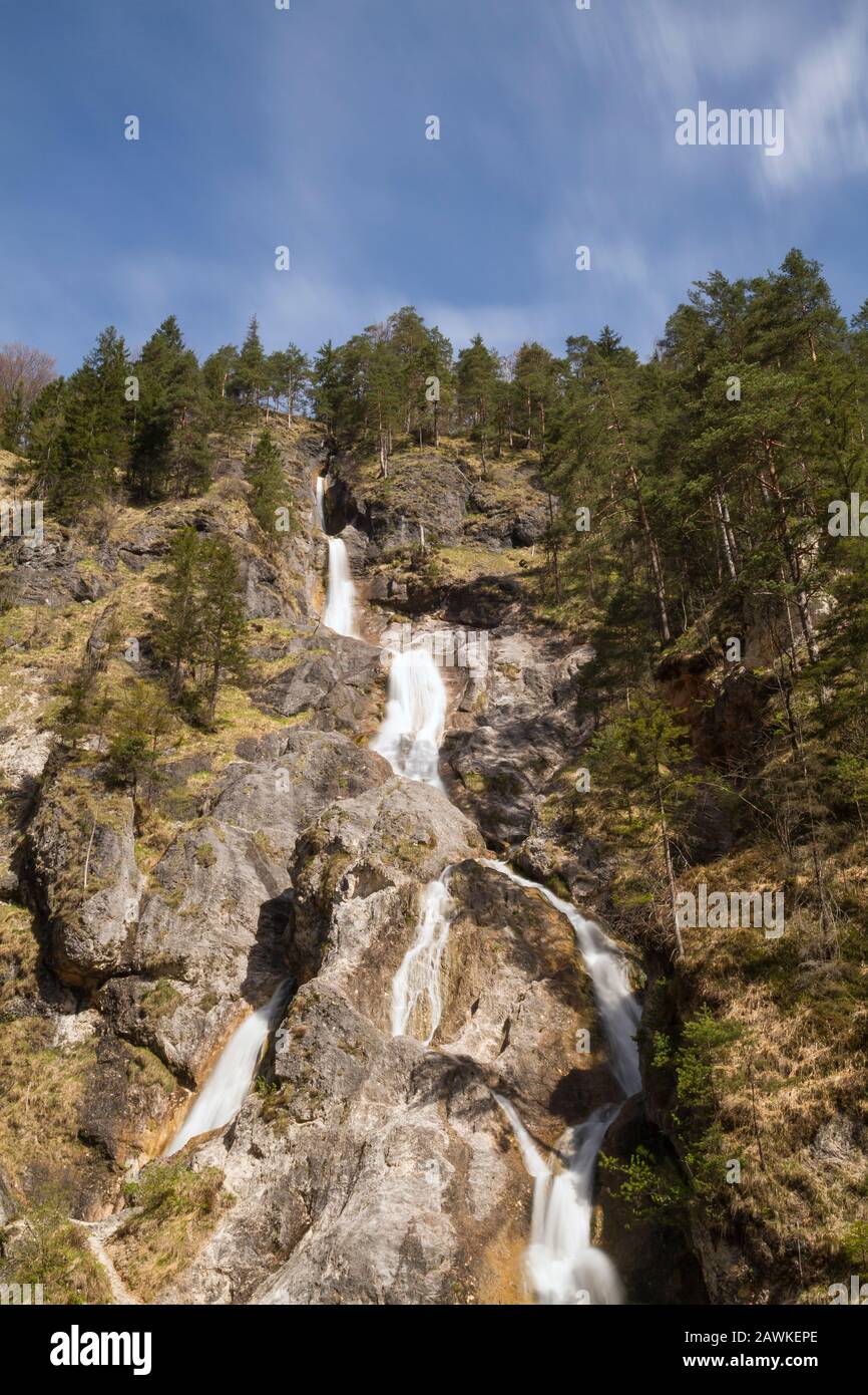 Caída de agua Sulzer - Versión de exposición prolongada, Almbachklamm, Berchtesgadener Land, Baviera, Alemania Foto de stock