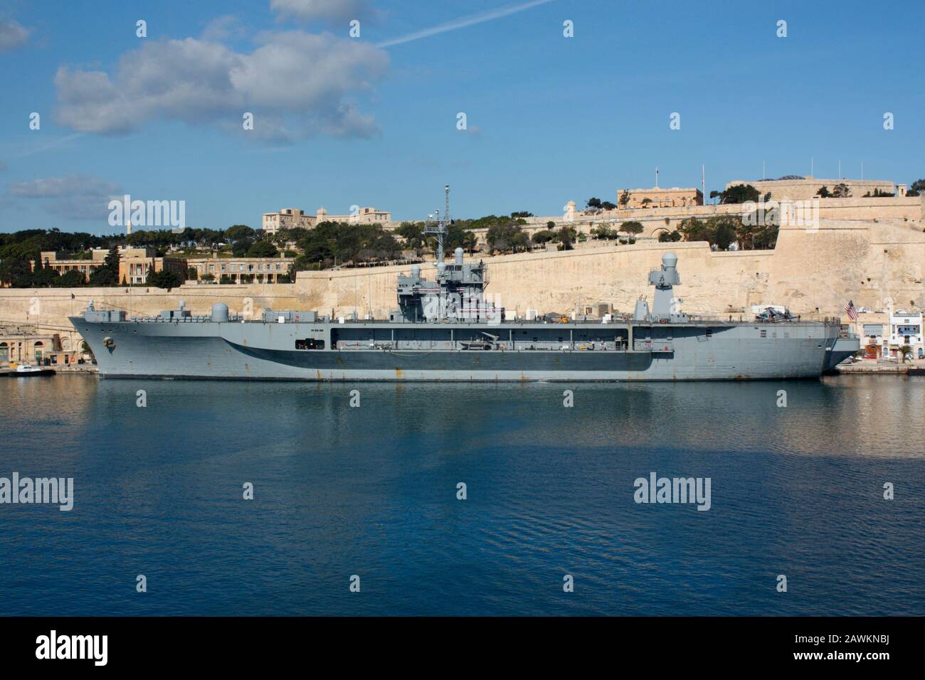 El buque de guerra USS Mount Whitney, de la Marina de los Estados Unidos, en el Gran Puerto de Malta Foto de stock