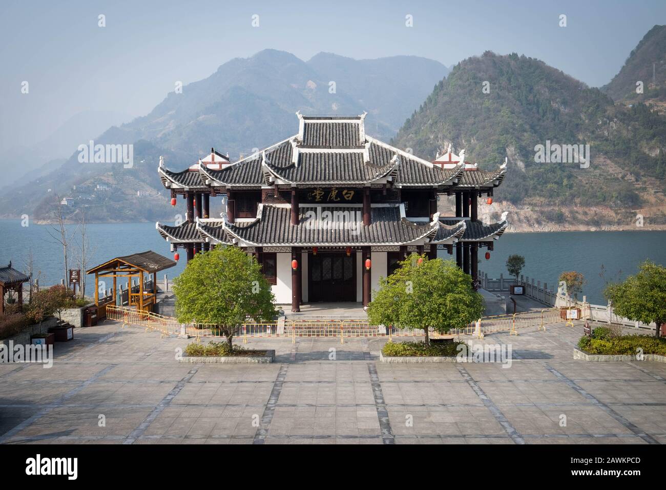 Yichang, HUBEI / CHINA - DEC 25 2019: El templo situado junto al río yangtze para el viajero junto con los tres desfiladeros, la parte de la Foto de stock
