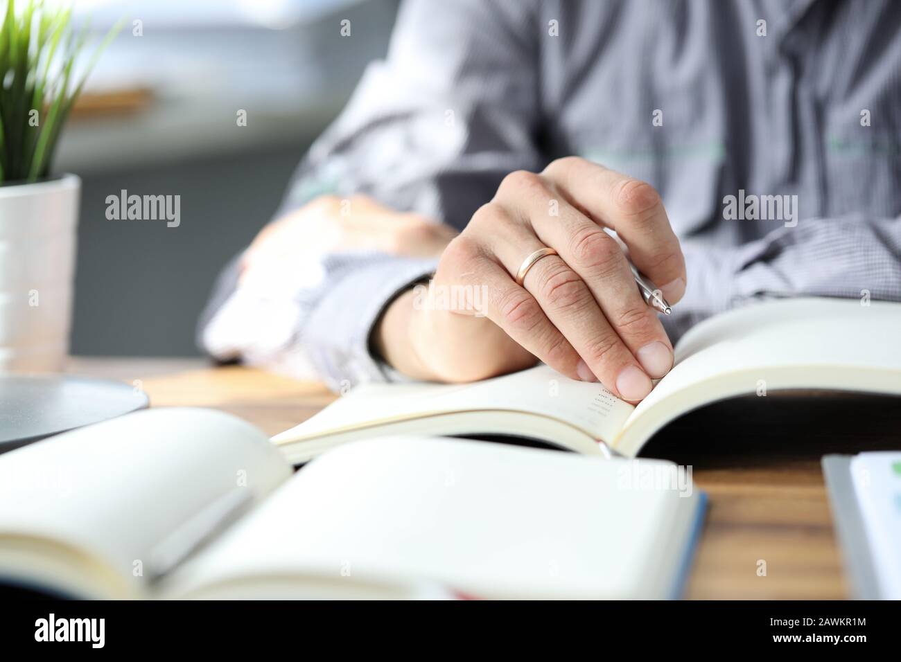 Investigación y preparación, ejecución de proyectos. Foto de stock